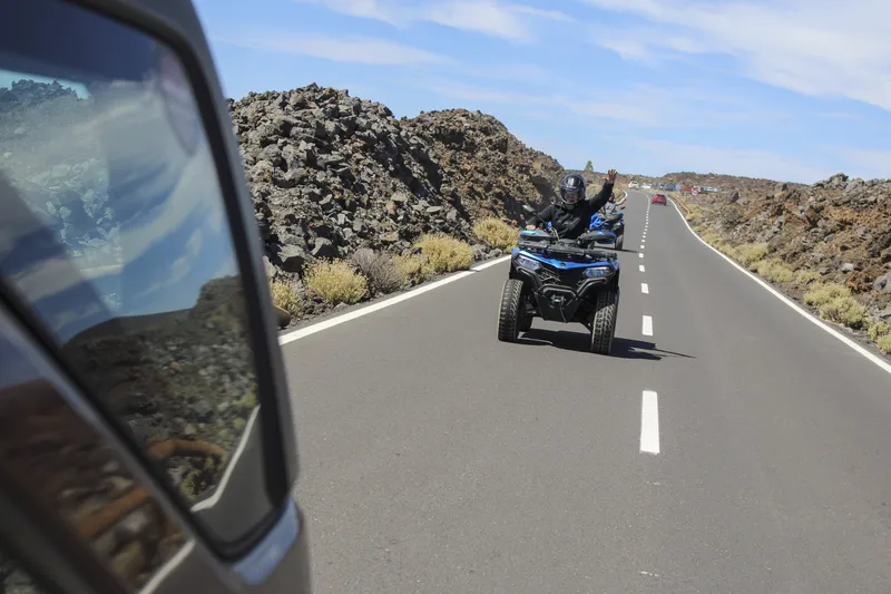 Camino de montaña a través de un pinar hacia la parada del tour en quad al Teide