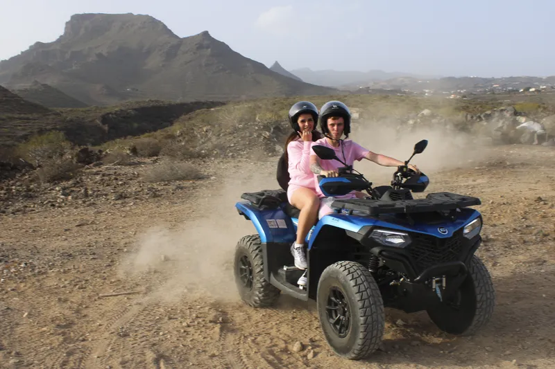 Alineación de quads premium en una pintoresca carretera de montaña de Tenerife