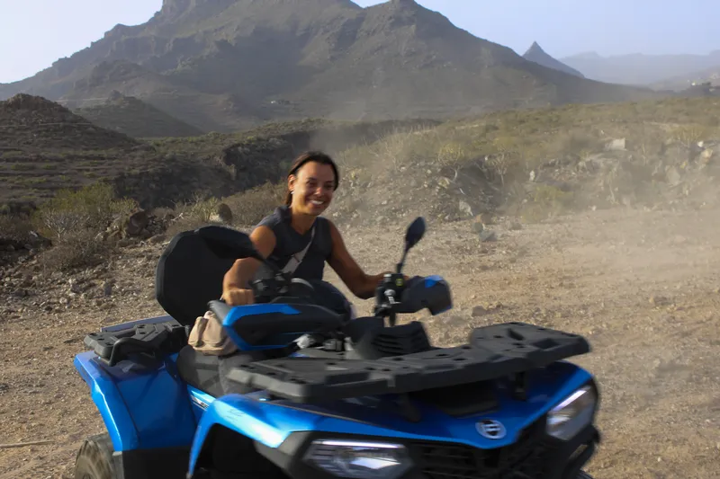 Clientes de la excursión en quad disfrutando de la ruta guiada por Tenerife
