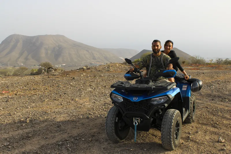 Foto de grupo en quad al Teide con un majestuoso fondo montañoso