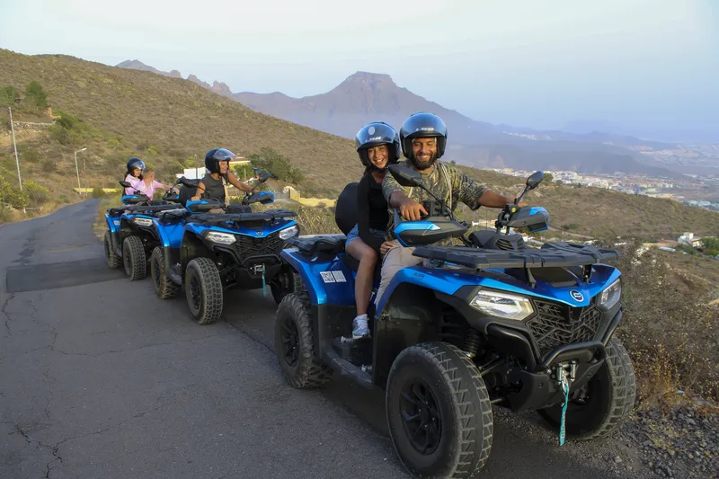 Pilotos en quads XL de 550cc haciendo una parada para fotos en Tenerife